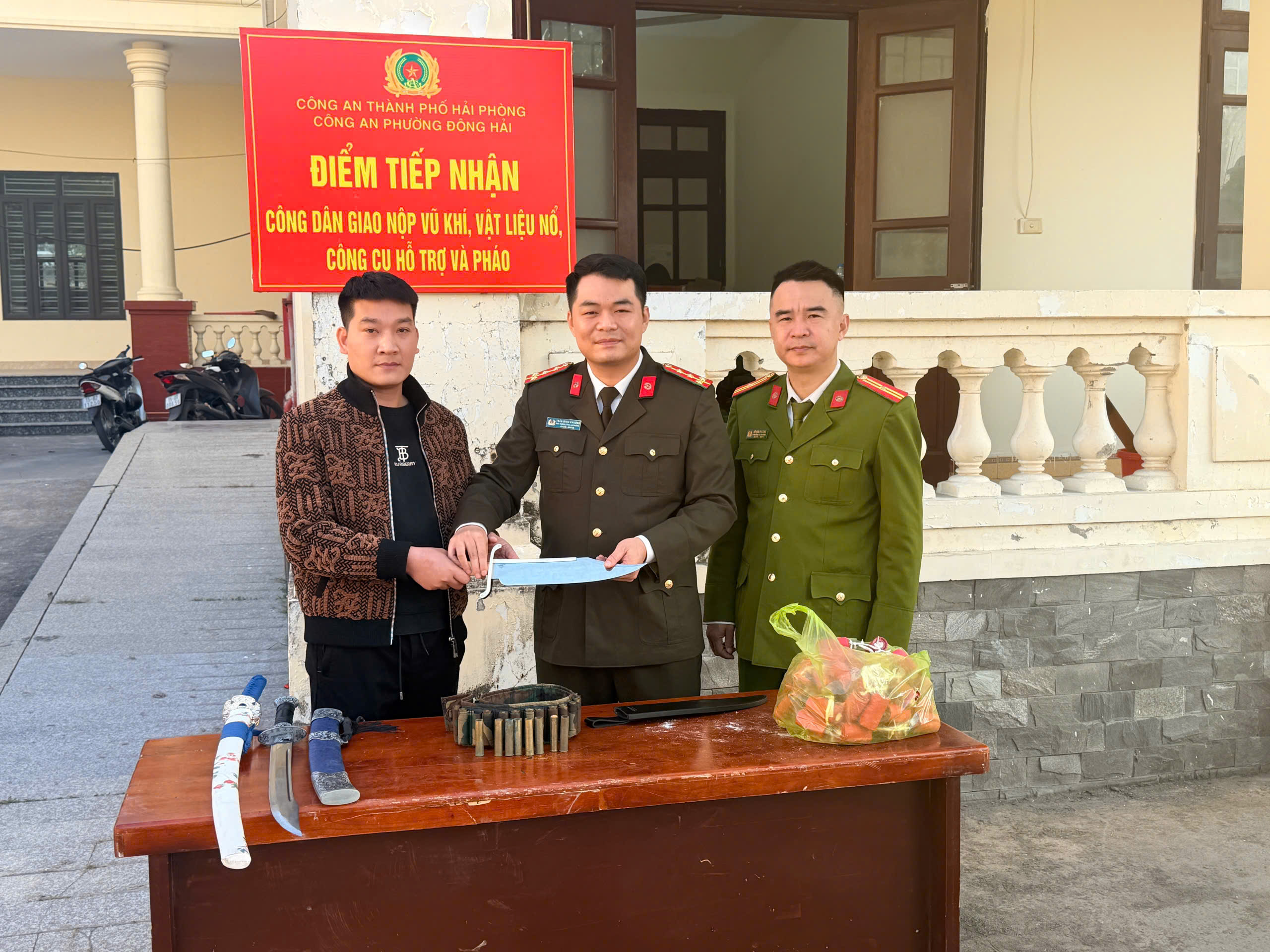 Công an phường An Dương, phường Đông Hải, phường Ngô Quyền, xã Thanh Miện và xã Nam An Phụ: Vận động thu hồi 10 khẩu súng và 9,9 kg pháo các loại